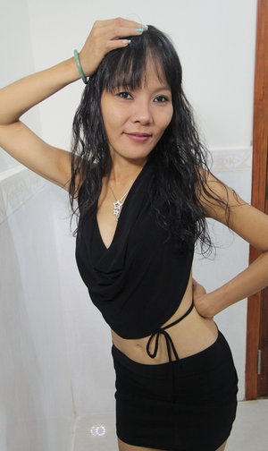 18 year old girl Ella Woods nudes on a vibrator after slowly removing clothing